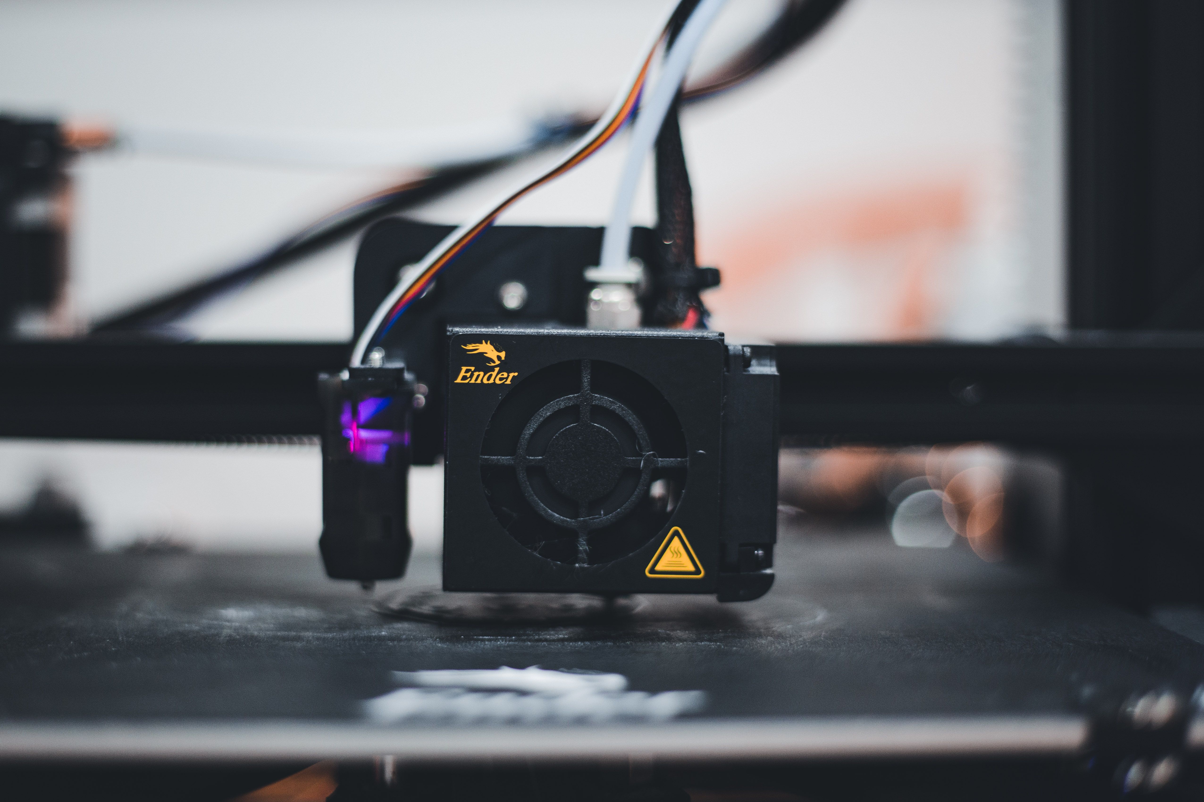 Düse eines 3D-Druckers beim Drucken
